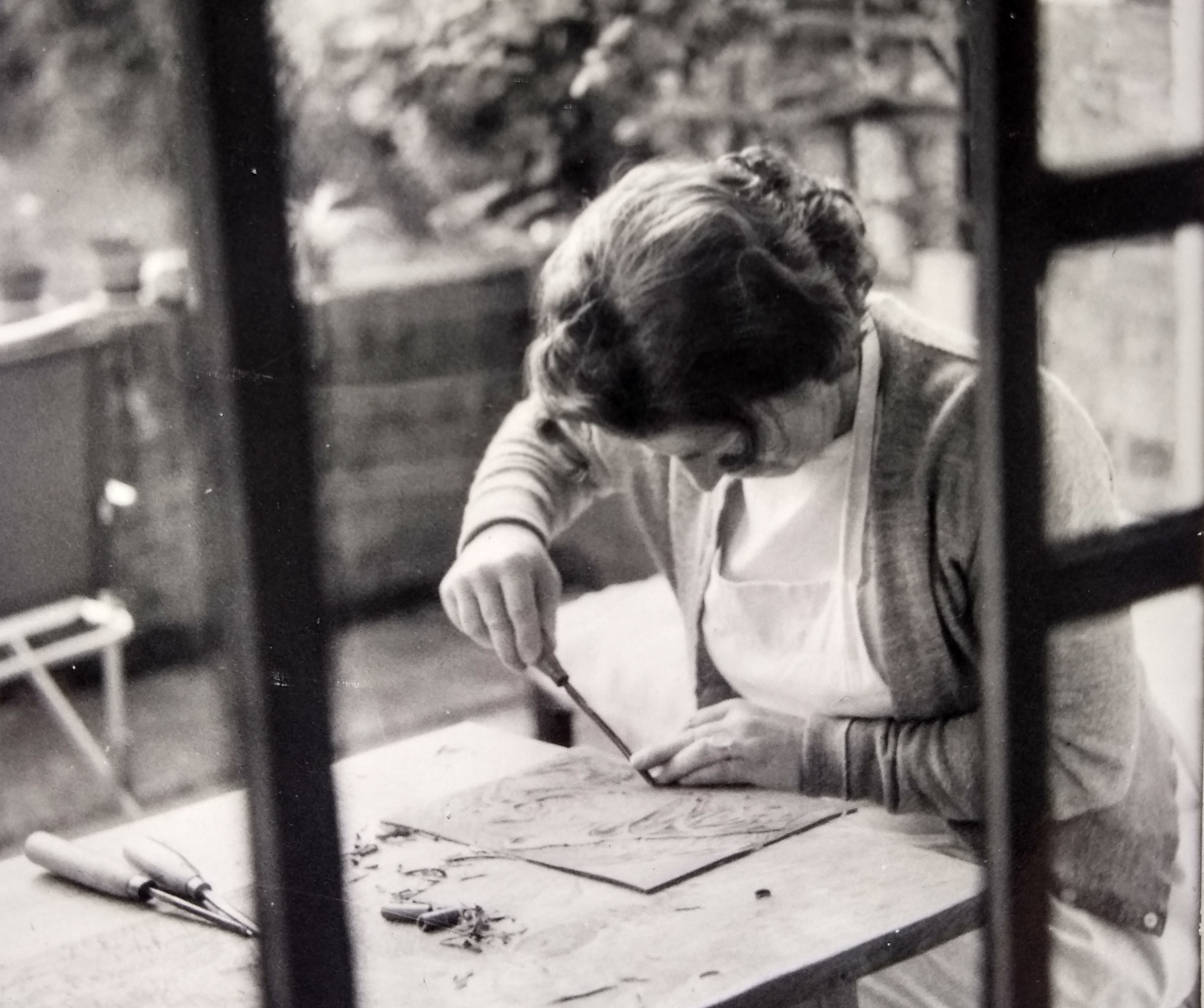 Ulla Frisch working on a linocut
